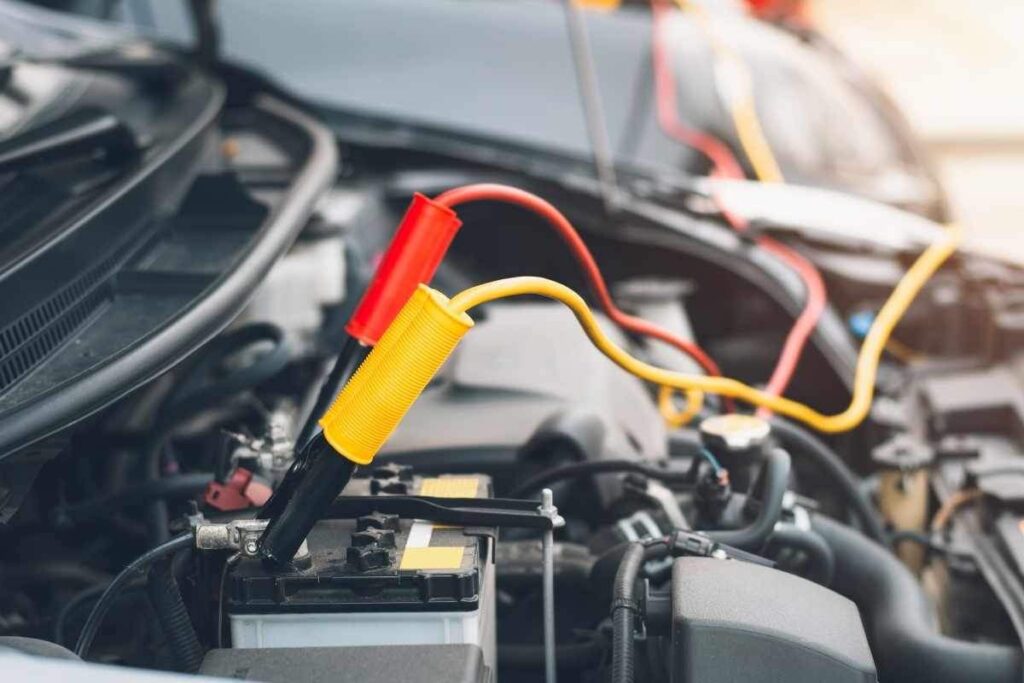 Un kit essenziale per la manutenzione della batteria auto è indispensabile per evitare imprevisti e garantire la massima efficienza. Comprende strumenti come un caricabatterie portatile, cavi di avviamento, uno spray antiossidante per terminali e un multimetro per controllare il livello di carica. Avere tutto l'occorrente a portata di mano ti permette di affrontare rapidamente qualsiasi emergenza legata alla batteria.