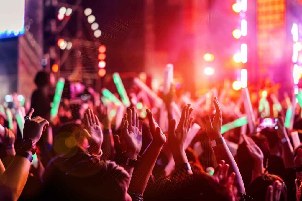 La musica live in Italia continua a essere un punto di riferimento per gli amanti delle emozioni dal vivo. I concerti non sono solo eventi musicali, ma vere e proprie esperienze immersive che uniscono pubblico e artisti in un'atmosfera magica.