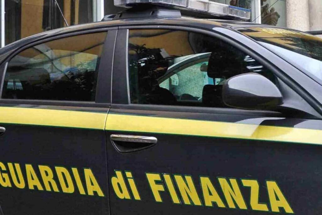 Un'importante operazione antidroga è stata condotta dai militari del Comando Provinciale della Guardia di Finanza di Pescara. Tre giovani italiani sono stati arrestati e un chilogrammo di cocaina, destinato al mercato locale, è stato sequestrato, impedendo che questa sostanza stupefacente raggiungesse le piazze dello spaccio.