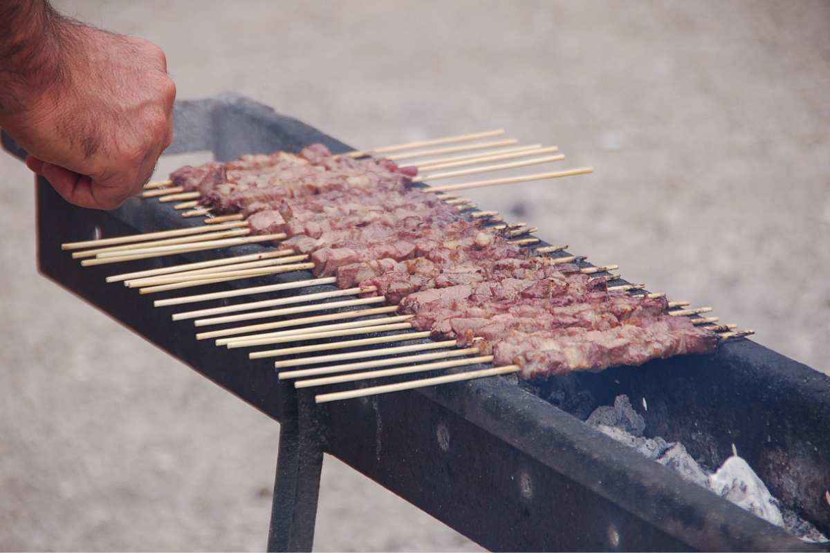 L'arte della cottura degli arrosticini