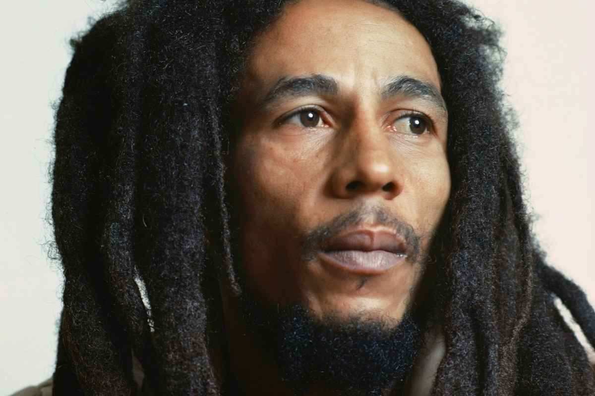 Bob Marley: la leggenda che ha rivoluzionato la musica reggae.Il re del reggae: la vita e l’eredità di Bob Marley. Da Nine Mile al successo mondiale: la storia di Bob Marley. Bob Marley e il rastafarianesimo: un’icona di pace e spiritualità.
