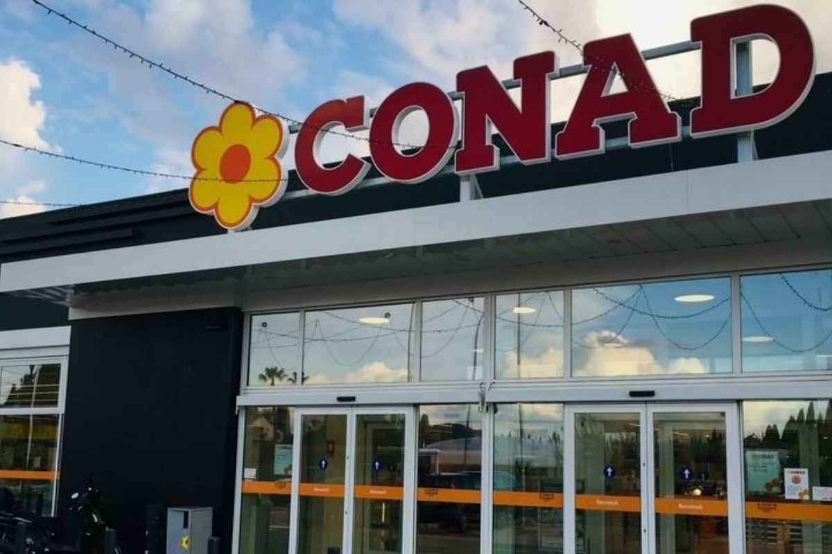 Ladri in azione al Conad di Vasto: bottino di mille euro. Furto nella notte al Conad di Vasto, i ladri scappano con il bottino. Malviventi colpiscono il Conad di Vasto e fuggono con il denaro. Rapina al Conad di Vasto: i ladri forzano le casse e fuggono.