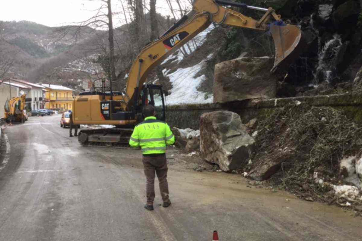 Frana a Raiano: chiuso un tratto di strada per la caduta di massi. Raiano, frana improvvisa: il sindaco chiude la strada. Massi sulla carreggiata: traffico interrotto a Raiano. Strada interrotta a Raiano per una frana: interventi in corso. 