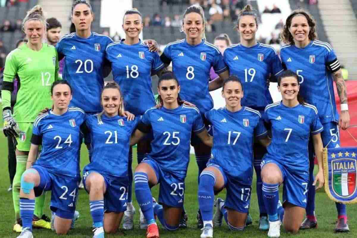 Divise nazionali femminili: il tocco del Rinascimento. Il Rinascimento nelle divise del calcio femminile. Calcio femminile e Rinascimento: un connubio unico. 