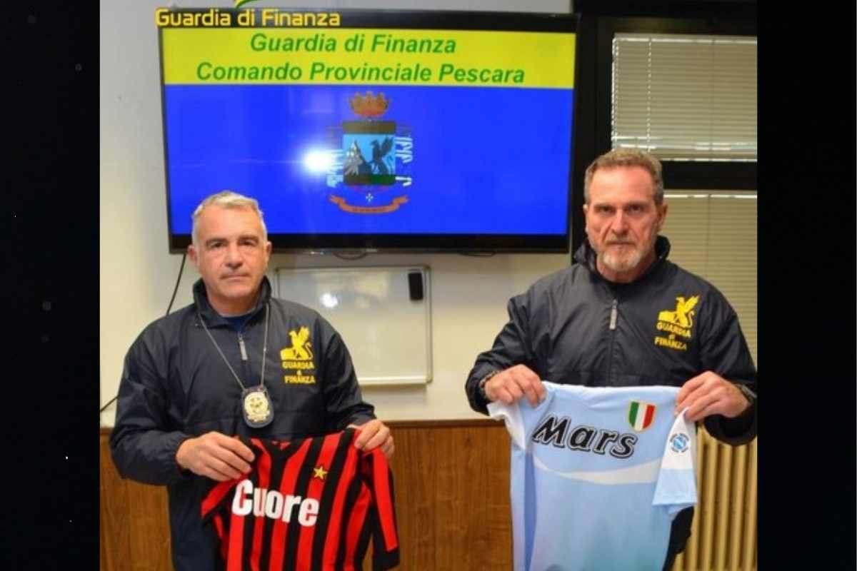 Sequestrate 1500 maglie da calcio contraffatte tra Pescara e Montesilvano. Maglie "Vintage" contraffatte: scatta il sequestro in Abruzzo. Contraffazione nel calcio: sequestrate migliaia di maglie tra Pescara e Montesilvano. 