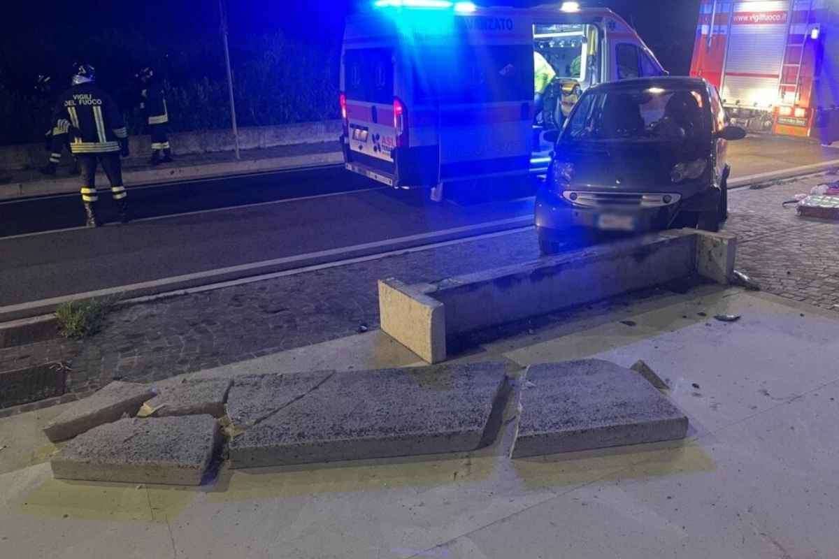 Tragedia a Roseto degli Abruzzi: 56enne muore in un incidente stradale. Esce di strada e si schianta contro una panchina: perde la vita un uomo. Incidente mortale sulla Statale 150: conducente perde il controllo dell’auto. Scontro fatale sul marciapiede: 56enne perde la vita nella notte. 