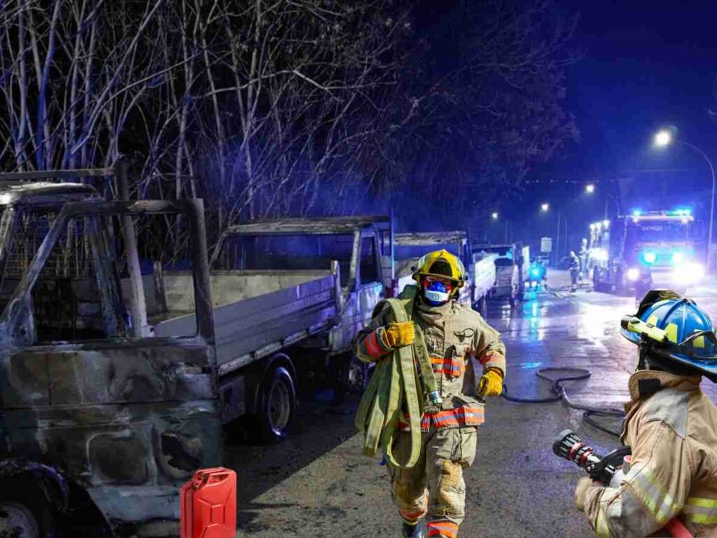 Chieti Scalo, incendio doloso distrugge tre autocarri nella notte. Via Aterno, incendio di origine dolosa devasta autocarri privati. Fiamme a Chieti Scalo: indagini in corso su un incendio doloso. 